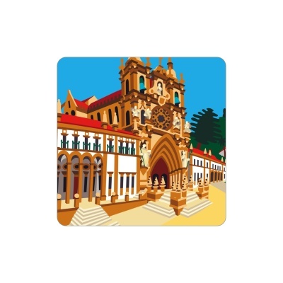 Edifício gótico-renascentista com paredes brancas e castanhas, janelas arqueadas e céu azul