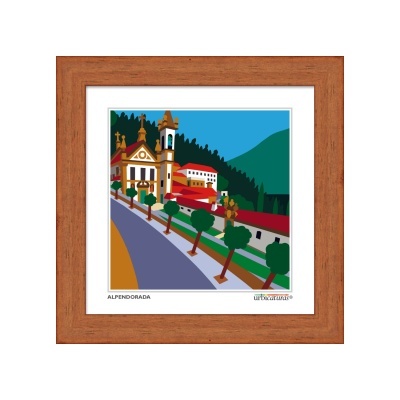 Quadro com moldura em madeira castanha e impressão colorida de paisagem urbana com igreja e montanha