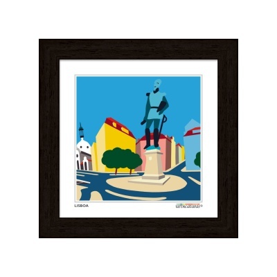 Quadro com ilustração digital colorida da estátua em Lisboa, com edifícios, árvore e igreja ao fundo.