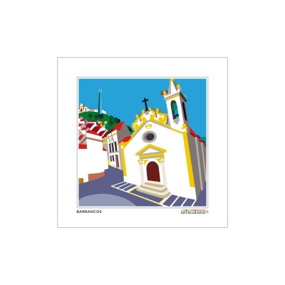 Igreja branca com detalhes amarelos e cruz, construída em área urbana com céu azul