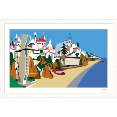 Ilustração de vila costeira com edifícios brancos, praia e mar azul, emoldurada a branco