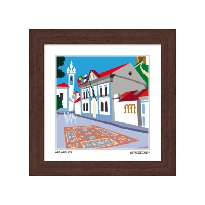 Quadro com ilustração de edifícios tradicionais e torre de igreja com moldura de madeira escura.