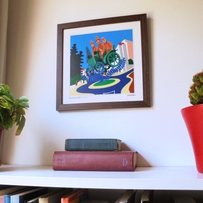Quadro colorido com homens em carrinho verde, plantas e livros numa prateleira