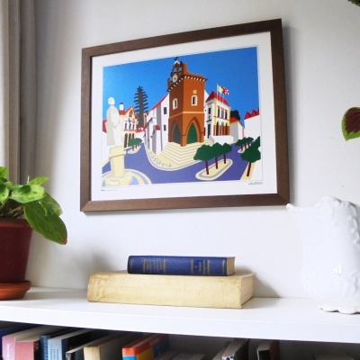 Quadro colorido com edifícios e estátuas, estante com livros e plantas