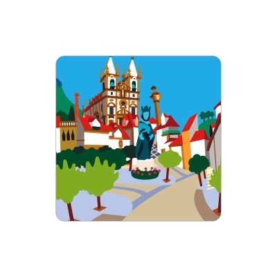 Ilustração vetorizada de praça com estátua, árvores, casas e igreja com céu azul