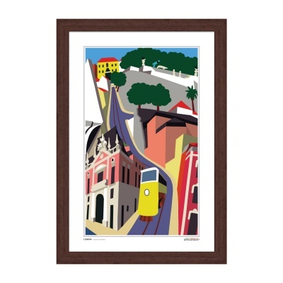 Ilustração de eléctrico amarelo em rua inclinada com edifícios coloridos e árvores