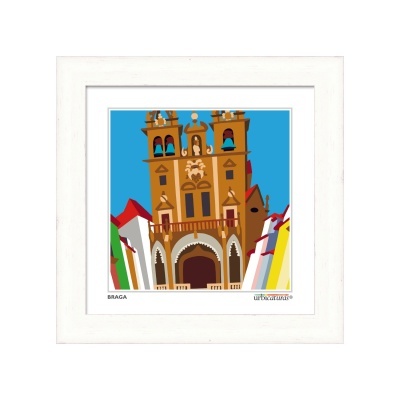 Gravura emoldurada da fachada de igreja com torreões e sinos em Braga, com casas coloridas ao lado