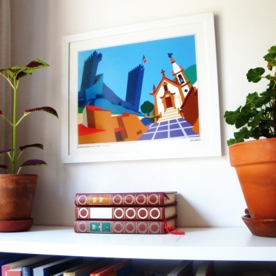 Moldura branca com ilustração colorida de castelo e capela, dois vasos de plantas e dois livros em prateleira branca