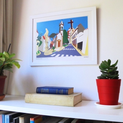 Quadro com ilustração colorida de rua, prateleira branca com livros e plantas em vasos