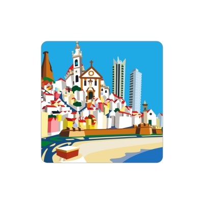 Ilustração da cidade costeira com praia, casas brancas, telhados vermelhos, igreja e edifícios altos