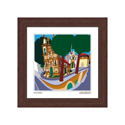 Ilustração colorida de praça em Vila Real com edifícios históricos e árvores em quadro com moldura de madeira escura