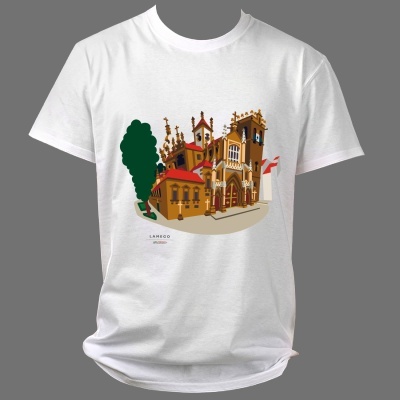 T-shirt branca com desenho colorido de edifício histórico e texto 'LAMEGO PORTUGAL'.