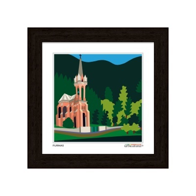 Ilustração de igreja cor-de-rosa com torre e cruz em paisagem verde