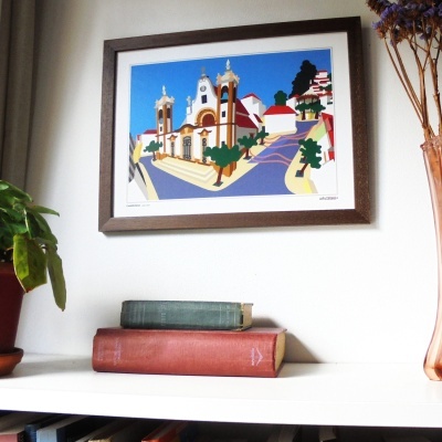 Quadro colorido com ilustração de edifício, livros numa prateleira branca, planta e vaso com flores secas