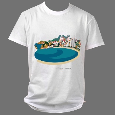 T-shirt branca com estampa colorida de paisagem litorânea e texto