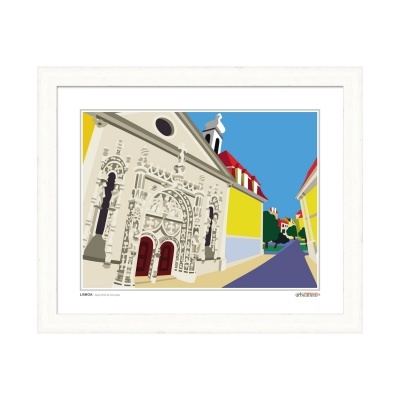 Quadro gráfico de rua em Lisboa com fachadas detalhadas e cores vivas, em moldura branca