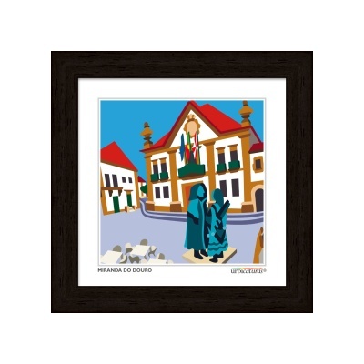 Ilustração colorida de praça em Miranda do Douro com edifícios, estátua e mesas, quadro com moldura preta