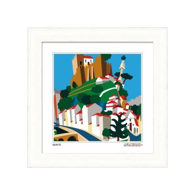 Quadro emoldurado com arte colorida da cidade de Sertã com casas brancas e castelo ao fundo