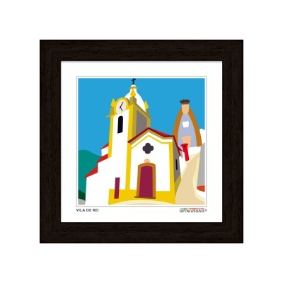 Ilustração de igreja amarela com torre de relógio e casa cónica tradicional, em moldura preta