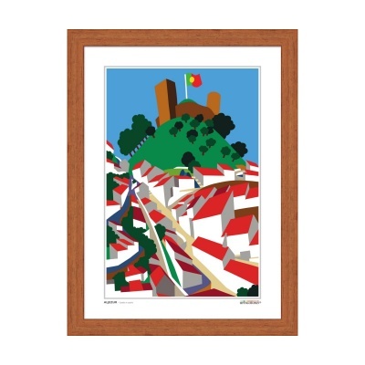 Gravura emoldurada com paisagem estilizada de casas, monte com árvores, torres e bandeira de Portugal