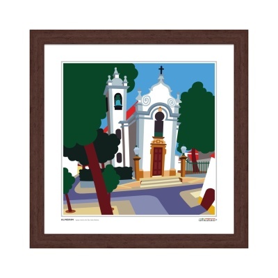 Ilustração de capela branca com campanário e árvores num quadro com moldura de madeira.