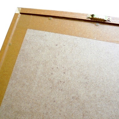 Moldura de madeira com painel aglomerado e suporte metálico dourado para pendurar