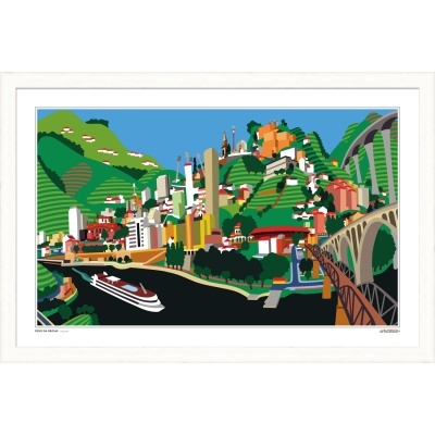 Ilustração colorida de cidade ribeirinha com barco, casas, colinas e pontes, com moldura branca