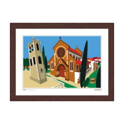 Ilustração colorida de igreja com torre sineira inclinada em quadro de madeira castanha