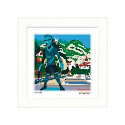 Quadro branco com ilustração colorida abstrata de jogador de futebol e paisagem urbana ao fundo