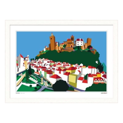 Ilustração colorida de vila histórica com casas brancas, telhados vermelhos e colina verde em moldura branca