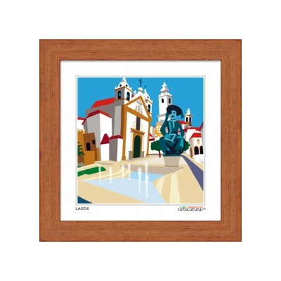 Quadro com moldura de madeira e imagem colorida de igreja, estátua e céu azul
