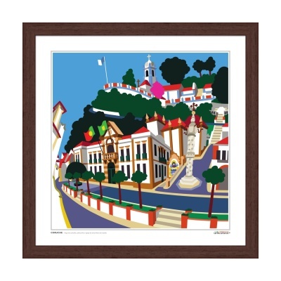 Gravura colorida de cena urbana com edifícios, árvores e estátua em moldura de madeira castanha