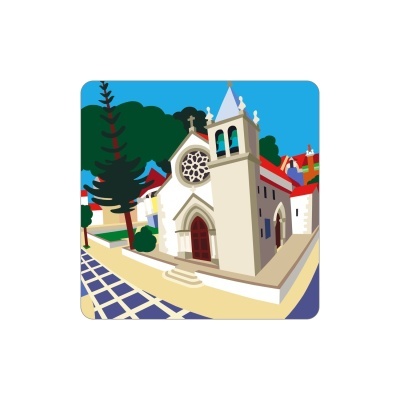 Ilustração de igreja branca com campanário e vitral em cidade com árvores e calçada azul e bege