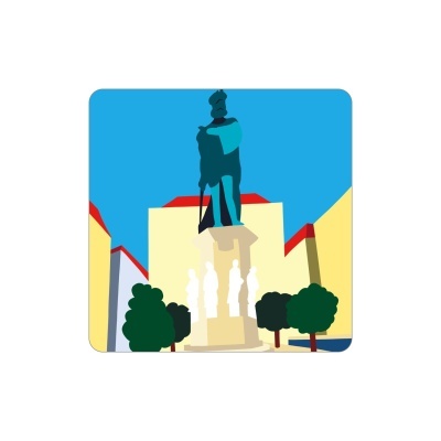 Estátua azul escura sobre pedestal creme com figuras brancas e árvores verdes num espaço urbano com prédios amarelos.