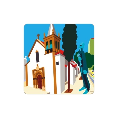 Igreja branca com campanário e estátua azul segurando chave ao lado