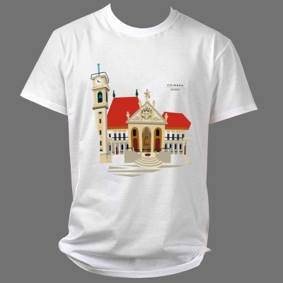 T-shirt branca com estampa de edifício histórico colorido e texto COIMBRA