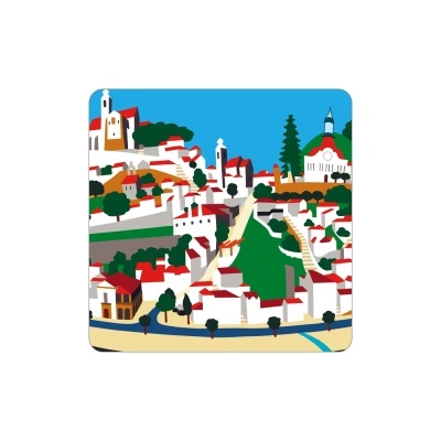 Ilustração estilizada de cidade com casas brancas e telhados vermelhos e árvores verdes.