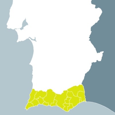Mapa da região sul de Portugal destacada a amarelo junto ao mar azul