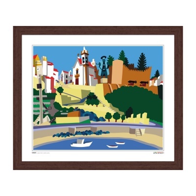 Ilustração colorida de paisagem urbana com igreja, estátua, muralha, árvores e mar com barcos, em moldura de madeira escura