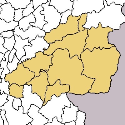 Mapa político com uma região central em amarelo-ocre e áreas vizinhas em branco e cinza.