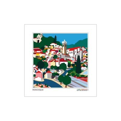 Ilustração colorida de uma paisagem urbana de Monchique com casas e uma torre.