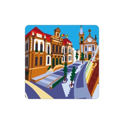 Ilustração de edifícios históricos numa rua com árvores e igreja