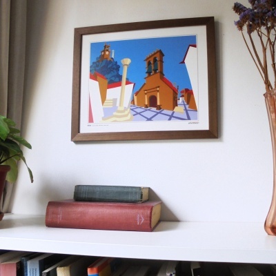 quadro colorido de arquitetura pendurado acima de prateleira com livros e plantas