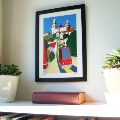 Quadro colorido de eléctrico vermelho em caminho inclinado em parede com plantas e livro