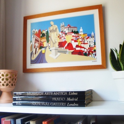 Quadro ilustrativo com estátua e cidade colorida acima de prateleira com livros e vasos