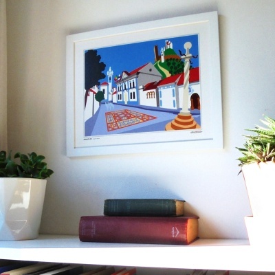 Moldura branca com ilustração de rua colorida, dois livros antigos e vasos de plantas sobre estantes brancas