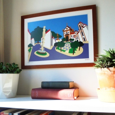 Quadro colorido urbano com moldura de madeira, livros e vasos com plantas numa estante branca