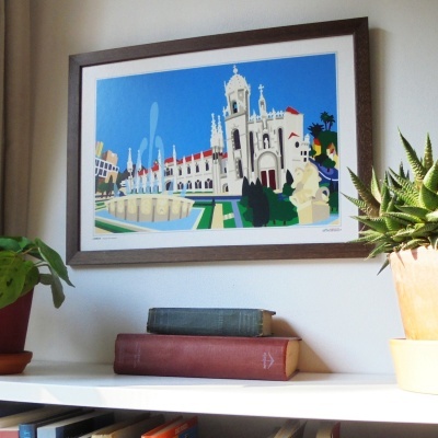 Quadro decorativo com imagem arquitetónica colorida pendurado numa parede branca