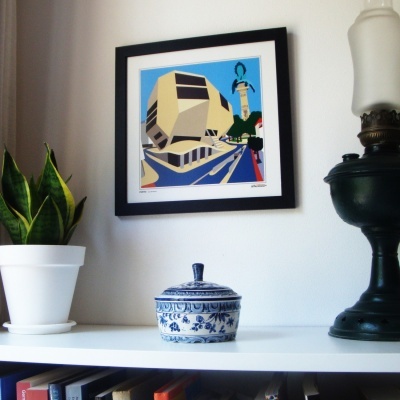 Conjunto decorativo com planta em vaso branco, caixa porcelana azul e branca, luminária vintage e quadro colorido na parede