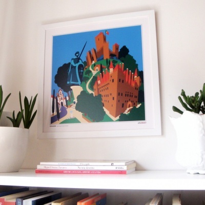 Quadro decorativo com ilustração de castelo colorido, plantas em vasos brancos e livros numa prateleira branca